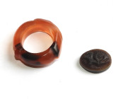 Bague en cornaline
Art islamique (Proche-Orient), circa XI-XIIe s.
Eclats, en l'état. 

cf. Musée du Louvre réf. MAO 848 

On y joint un camée en pâte...