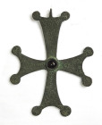 Croix pattée en bronze gravée de cercles concentriques, cabochon en grenat à l’intersection. Anneau de suspension. 
Art byzantin VIe / VIIe siècle, ca...