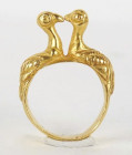 Bague en or ornée de deux paons affrontés en ronde-bosse. 
Le paon est un symbole d’immortalité dans l’iconographie chrétienne.
Art byzantin VIe-Xe s
...