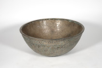 Grande coupe ou bassin hémisphérique orné de médaillons en forme d’étoiles, floraux ou de triangles
Bronze
Diamètre 40 cm

Période islamique médiévale...