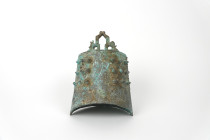 Chine
Cloche en bronze patiné à décor d’inscriptions et animaux stylisés 
Dans l’esprit de la dynastie Song, vers le X-XIIIe siècle ap JC
Hauteur : 26...