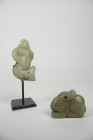 Chine ancienne 
Danseuse et lapin en jade céladon
Hauteur : 9 cm et 5,5 cm

Expert : Hervé Naudy