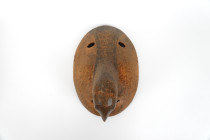 AMERIQUES
Etonnant masque en bois sculpté avec un nez stylisé en forme d’oiseau macareux 
Art des Eskimos du Canada, vers 1930-1940 
Longueur : 27,5 c...