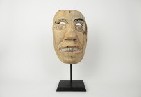 AMERIQUES
Masque en bois léger à forte expression avec restes de polychromie 
Art des Indiens du Canada North West Coast, fin du XIXe ou première part...