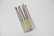 Neuf objets chirurgicaux antiques nettoyés et dépatinés probablement au XIXe siècle 
Cuivre ou alliage, manche en os 
En l’état 
Hauteur : 18 cm envir...