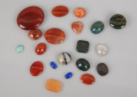 Lot de pierres polies et cabochons
Matières diverses, agate, cornaline, jaspe
La plus grande 3,5 cm

XIX et XX ème siècle