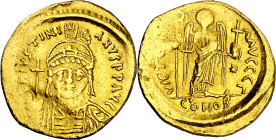 Justiniano I (527-565). Constantinopla. Sólido. (Ratto 458 var) (S. 140). Anv.: D. N. IVSTINIANVS PP. AVG. Su busto galeado y acorazado de frente, sos...