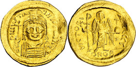 Justiniano I (527-565). Constantinopla. Sólido. (Ratto 458 var) (S. 140). Anv.: D. N. IVSTINIANVS P(P). AVI. Su busto galeado y acorazado de frente, s...