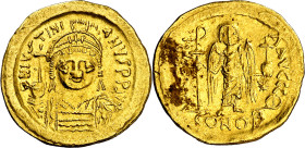 Justiniano I (527-565). Constantinopla. Sólido. (Ratto falta) (S. 140). Anv.: D. N. IVSTINIANVS PP. AVI. Su busto galeado y acorazado de frente, soste...