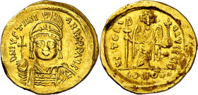 Justiniano I (527-565). Constantinopla. Sólido. (Ratto 463) (S. 140). Anv.: D. N. IVSTINIANVS PP. AVG. Su busto galeado y acorazado de frente, sosteni...