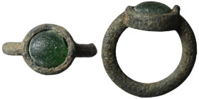 Ancient bronze ring with gemstone
(18mm, 2,52g)