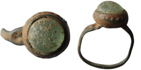 Ancient bronze ring with gemstone
(26mm, 4,86g)