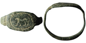 Ancient bronze ring with lion ornament
(17mm, 1,15g)