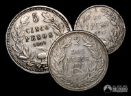 Chile, Santiago. Lote de tres monedas de plata: 1, 2 y 5 Pesos. 1917-1927.