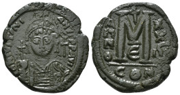 JUSTINIAN I (527-565). Follis.
Obv: D N IVSTINIANVS P P AVG.
Helmeted and cuirassed bust facing, holding globus cruciger and shield decorated with hor...