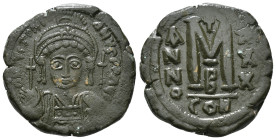 JUSTINIAN I (527-565). Follis.
Obv: D N IVSTINIANVS P P AVG.
Helmeted and cuirassed bust facing, holding globus cruciger and shield decorated with hor...