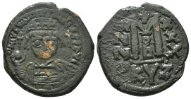 JUSTINIAN I (527-565). Follis.
Obv: D N IVSTINIANVS P P AVG.
Helmeted and cuirassed bust facing, holding globus cruciger and shield decorated with hor...