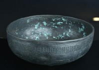 Islamic Seljuk Period Calligraphic Bowl. A big bronze dish decorated with panels of Kufic inscription;
589 g - 20 cm