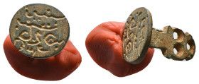 ISLAMIC BRONZE STAMP SEAL.(18th-20th Century).Ae. Condition : Good very fine Material : Bronze.
6,71 g