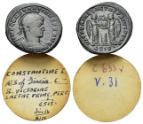 Constantine I (307/310-337). Æ Follis (19mm, 2.74g). Siscia. Laureate, helmeted and cuirassed bust r. R/ Two victories standing facing one another, ho...