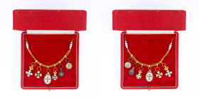 Italia - Secolo XX - Catenina di sei Miniature di Decorazioni italiane  - Realizzata in oro con due spilli di fissaggio alle estremità - Oggetto curio...