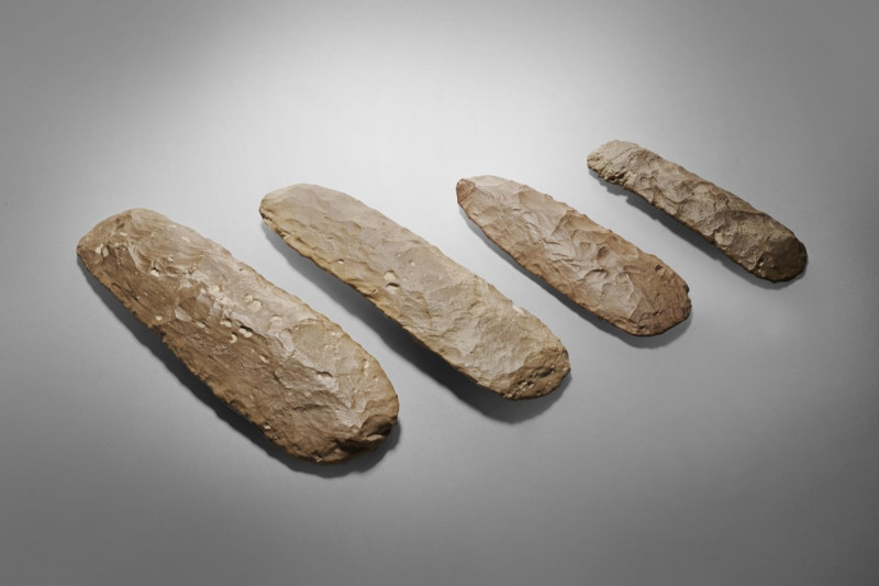 Four extremly rare Neolithic macrolithic objects from the Sahara. Length 17,8cm,...