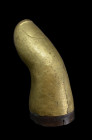 Monumental fragment of a thumb. Tibet or Nepal, 18th century. L 22cm, ø 10cm. Gilt bronze, hollow body. Fragment of a slightly curved thumb of a monum...