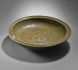 Large Longquan celadon bowl. China, Yuan Dynasty, 1260 - 1368. Große Longquan Celadon-Schale. China, Yuan Dynastie, 1260 - 1368. ø 42,5cm. Dunkelolivg...