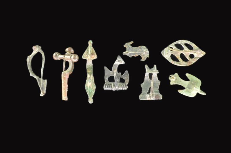 Sammlung Bronzefibeln. Römisch, 2. - 4. Jh. n. Chr. a) L 4cm. Vogelfibel mit Ema...