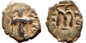 Constans II (641-668) Follis. Obverse: Imperial figure holding cross and globus Reverse: m and inscription

20mm 4.24g