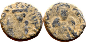 al-Malik ibn Marwan (687-705) Follis. Obverse: Imperial figure. Reverse: Modified cross potent set on steps

15mm 3.49g