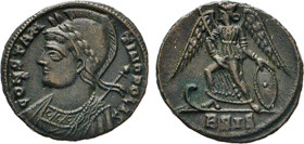 RÖMISCHES REICH. Constantinus I., 307–337, und Söhne. AE Follis, Siscia. Behelmte Büste n.l. CONSTANTINOPOLIS. Rs. Victoria auf Prora stehend, Hand au...