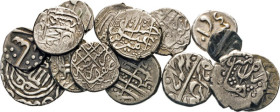 INDIEN. 15 verschiedene unbestimmte Silber-Kleinmünzen, überwiegend wohl Teilstücke von Rupien. Gewicht zwischen 1,35 g und 5,60 g. Zus. 15 Stück ss...