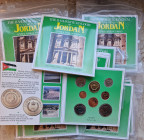 ALLE WELT. JORDANIEN. Hussein, 1952–1999. 22×Kursmünzensatz 1985, 1 Fils bis 1 Dinar. 8 Kursmünzen originalverpackt in Pappfolder. 22 Sätze mit je 8 M...