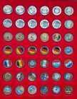 ALLE WELT. 42 verschiedene colorierte oder (Teil-)vergoldete 2€-Münzen diverser Länder. Zus. 42 Stück auf Lindner-Tablett st