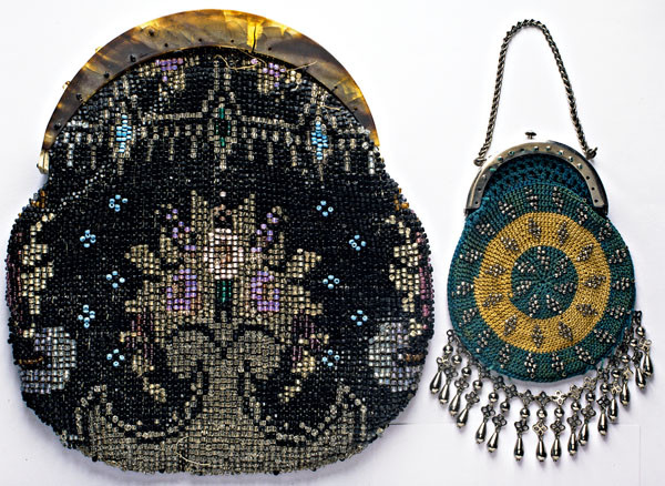 TASCHE.. Damentäschchen aus Glasperlenstickerei mit Verschlussbügelaus Horn (ein...