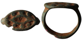 Ancient bronze ring with ornament
(19mm, 3,96g)