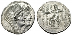 REINO SELÉUCIDA. Cleopatra Thea y Antíoco VIII. Tetradracma (125-121 a.C.). A/ Cleopatra velada junto a su hijo, ambos diademados. R/ Zeus entronizado...