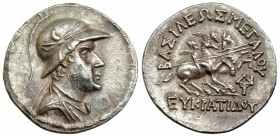 BACTRIA. Eucrátides. Tetradracma (171-145 a.C.). A/ Busto a der. con casco adornado con oreja y cuerno de toro. R/ Los Dióscuros galopando a der. con ...