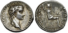 TIBERIO. Denario. Lugdunum (36-37). R/ Livia sentada a der. con cetro y rama sobre escaño de doble línea; PONTIF. MAXIM. RIC-26. SB-16. MBC.