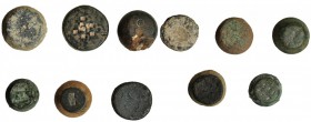 11 ponderales andalusíes en su mayoría en bronce. 2 de 26 y 27 g; 8 entre 12 y 17 g. y 1 de 8,13 g. Algunos con marcas. RC/BC.