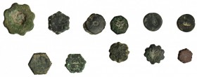 11 ponderales andalusíes en bronce. 1 de 30,14 g; 4 entre 12,58 y 15,1 g.; 5 entre 7,47 y 7,71 g. y 1 de 3,77 g. Algunos con marcas. RC/BC+.