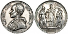 VATICANO. Medalla. León XIII. 1885. Año X. Conmemora el arbitraje del Papa en el conflicto entre Alemania y España por las islas Carolinas. En el exer...