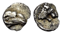 Karien. Unbestimmte Münzstätte.

 Tetartemorion (Silber). 4. Jhdt. v. Chr.
Vs: Widderkopf rechts.
Rs: Löwenkopf rechts.

6 mm. 0,18 g. 

SNG K...