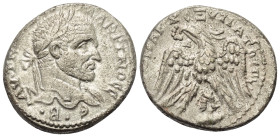 Seleukis und Pierien. Emesa. Macrinus (217 - 218 n. Chr.).

 Tetradrachme (Billon).
Vs: Büste des Macrinus mit Lorbeerkranz rechts, über seiner lin...