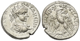 Kyrrhestike. Hierapolis. Diadumenianus (218 n. Chr.).

 Tetradrachme (Billon).
Vs: Büste des Diadumenianus in Rückansicht mit Strahlenkrone, Paluda...
