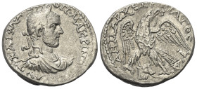 Phönikien. Arados. Macrinus (217 - 218 n. Chr.).

 Tetradrachme (Billon).
Vs: Büste des Macrinus in Vorderansicht mit Lorbeerkranz, Paludament und ...