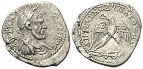 Judäa. Caesarea Maritima. Macrinus (217 - 218 n. Chr.).

 Tetradrachme (Billon).
Vs: Büste des Macrinus in Vorderansicht mit Lorbeerkranz, Paludame...