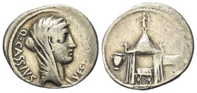 Q. Cassius Longinus.

 Denar (Silber). 55 v. Chr. Rom.
Vs: Q CASSIVS VEST. Verschleierter Kopf der Vesta rechts.
Rs: Vestatempel mit Sella culuris...