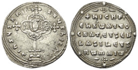 Nicephorus II. Phocas (963 - 969 n. Chr.).

 Miliaresion (Silber). Constantinopolis.
Vs: Kreuz mit Vierpass (Medaillon) mit Kaiserbüste im Zentrum....